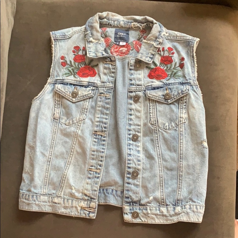 Denim vest with rose patches